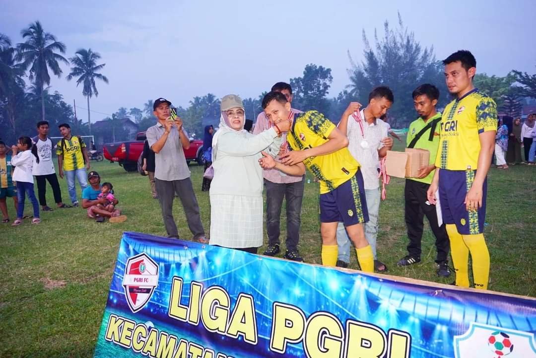 Saksikan Sepak Bola Liga PGRI, Ini Harapan Wabup Mura