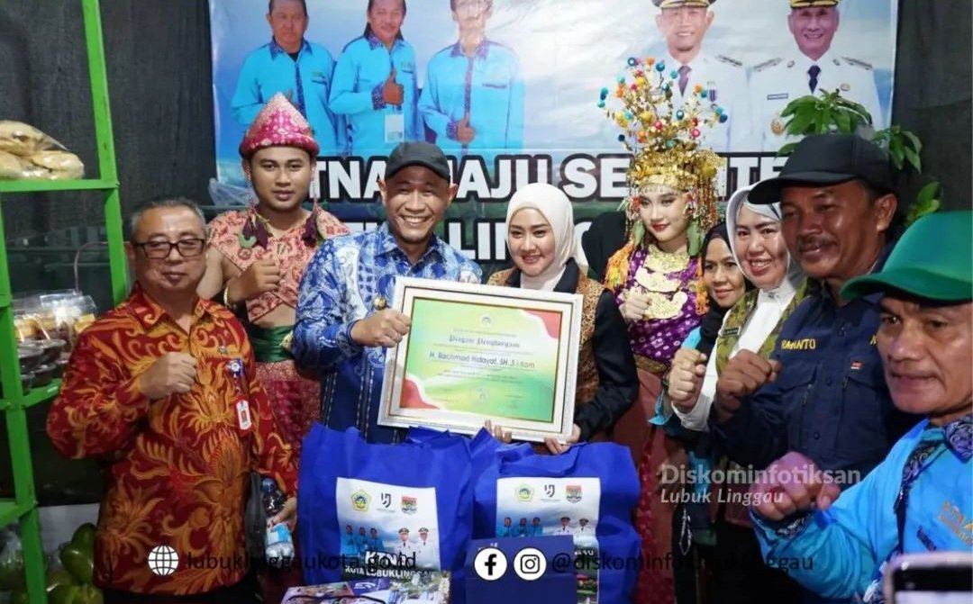 Wali Kota Lubuk Linggau, H Rachmat Hidayat menerima penghargaan Tanda Kehormatan dari KTNA di Peda XVI Sumsel di Empat Lawang. Kamis (6/11/2025).