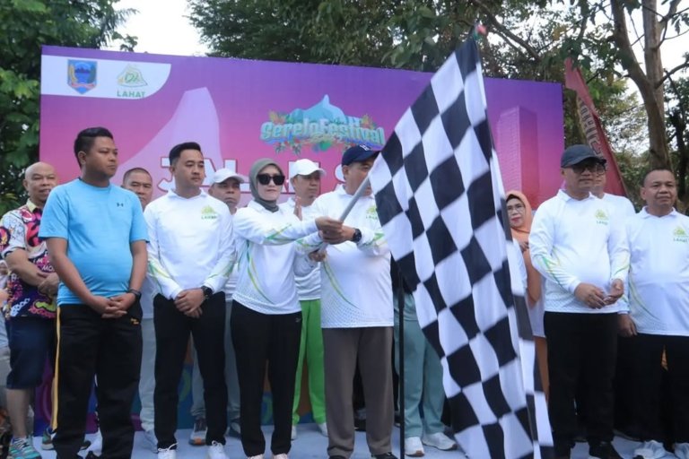 Momen HUT Kabupaten Lahat ke-157, Bupati Bursah Zarnubi  Melepas Peserta Jalan Santai
