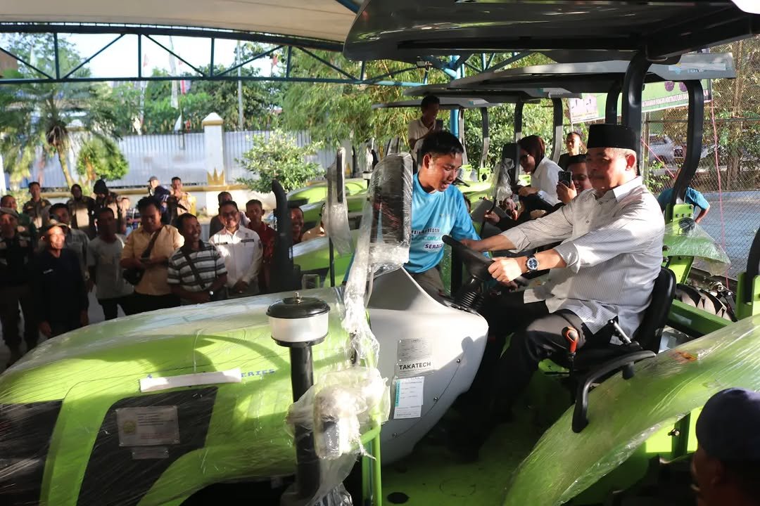 Bupati Lahat Bursah Zarnubi Serahkan Bantuan Alsintan  dari Kementan RI 5 Unit Traktor Roda 2